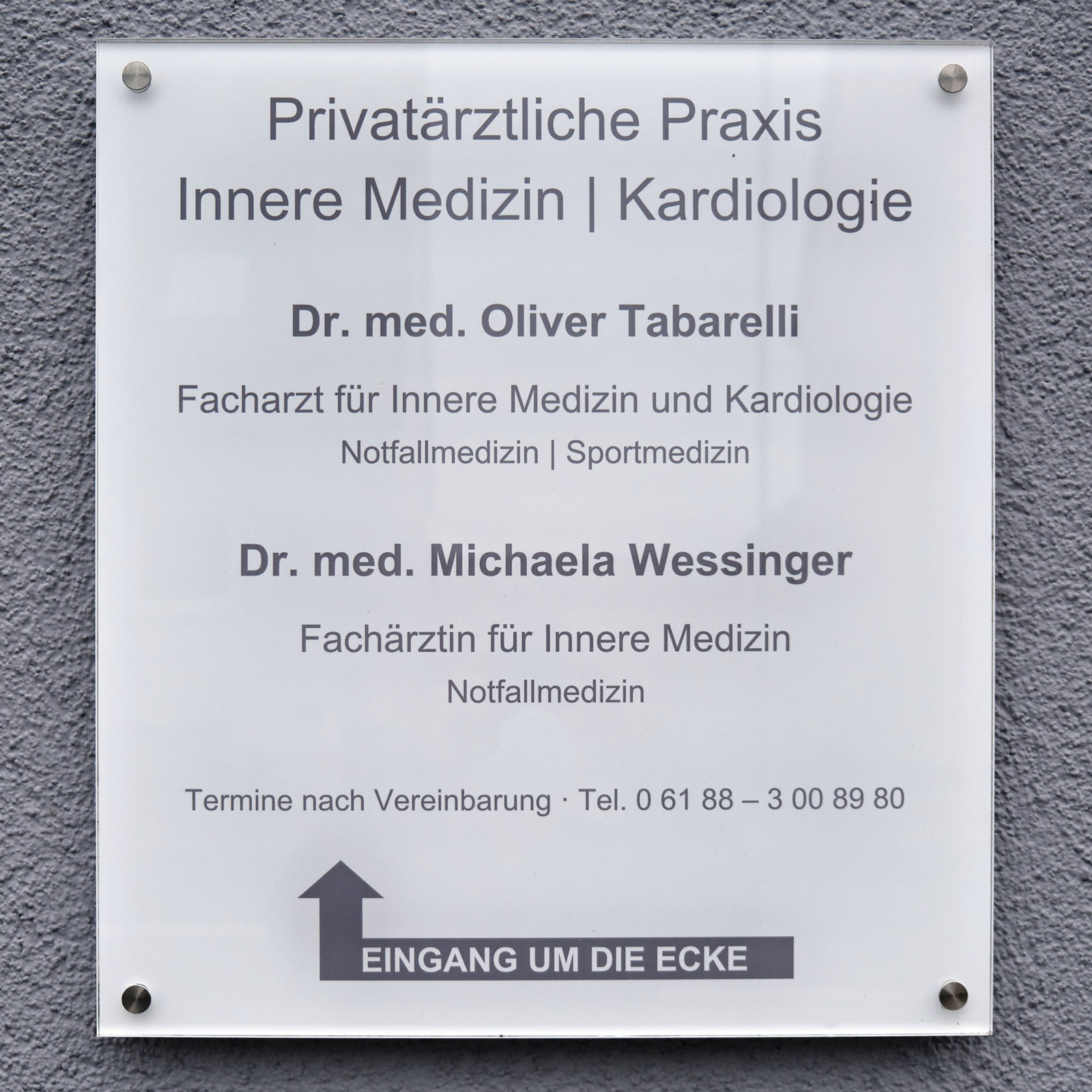 Praxisaußenansicht - Schild